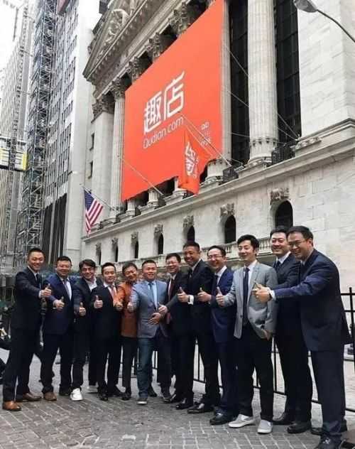 羅敏與投資人團(tuán)隊(duì)在紐交所門前合影。圖片來(lái)源于網(wǎng)絡(luò)
